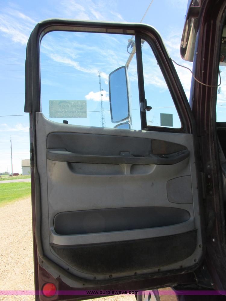 image for item I6250 2003 Freightliner Columbia semi truck