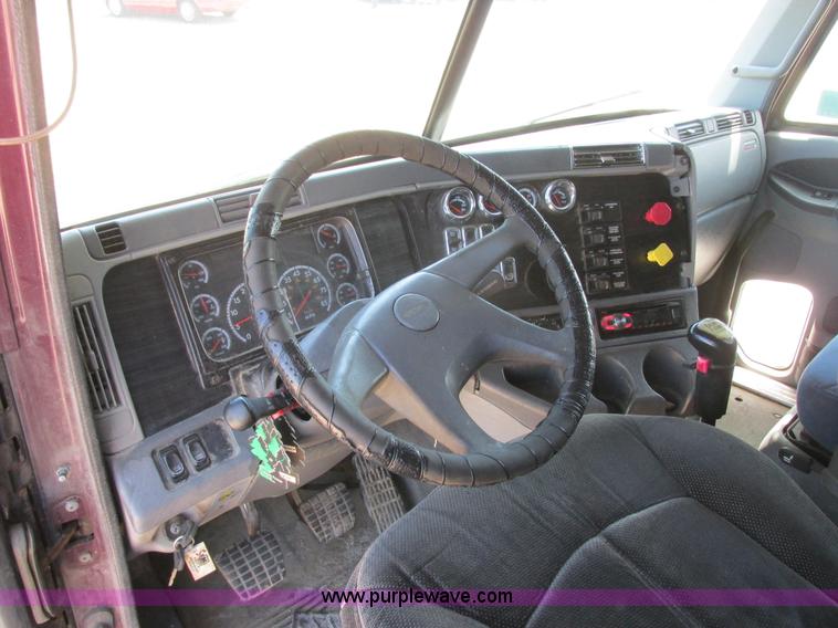 image for item I6250 2003 Freightliner Columbia semi truck