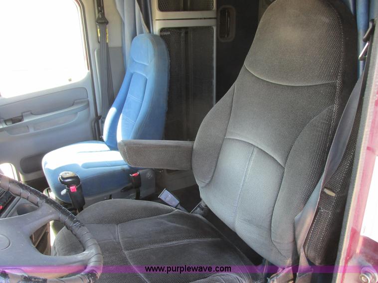 image for item I6250 2003 Freightliner Columbia semi truck