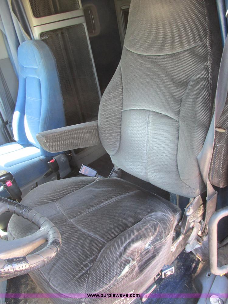 image for item I6250 2003 Freightliner Columbia semi truck