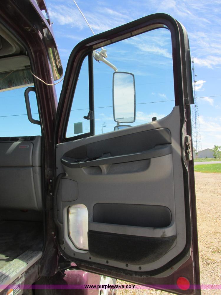 image for item I6250 2003 Freightliner Columbia semi truck