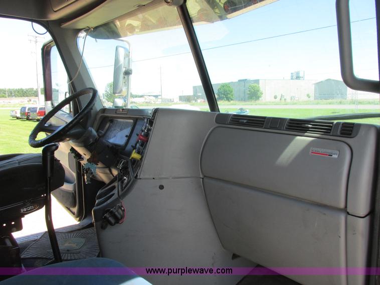 image for item I6250 2003 Freightliner Columbia semi truck