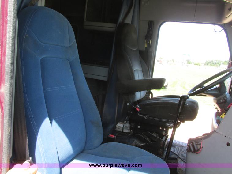 image for item I6250 2003 Freightliner Columbia semi truck