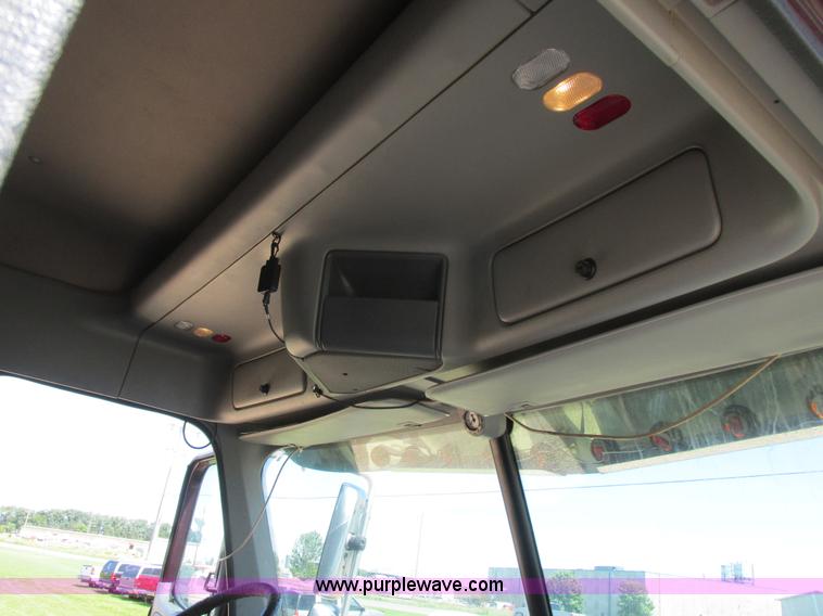 image for item I6250 2003 Freightliner Columbia semi truck