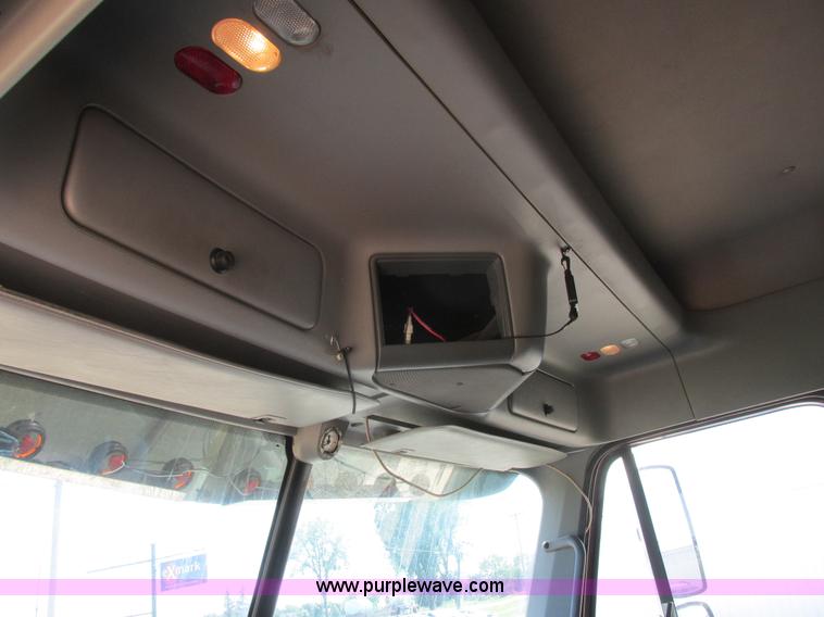 image for item I6250 2003 Freightliner Columbia semi truck