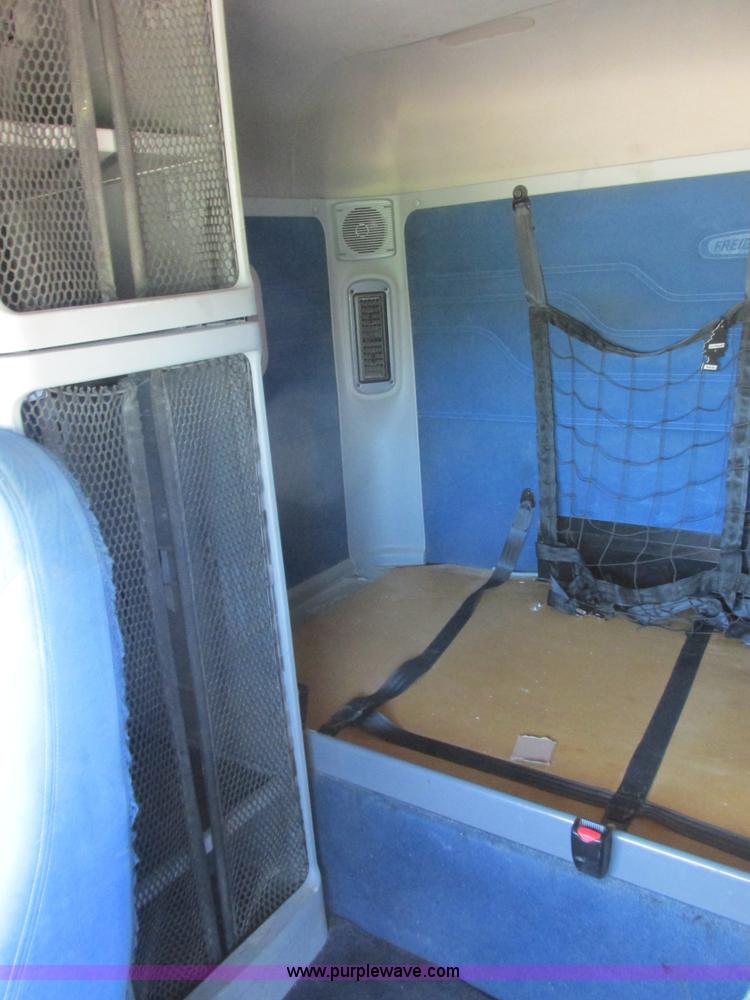 image for item I6250 2003 Freightliner Columbia semi truck