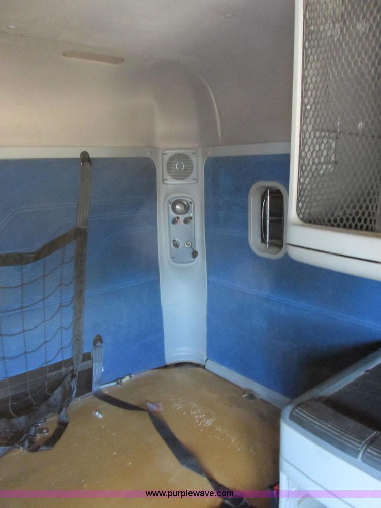 image for item I6250 2003 Freightliner Columbia semi truck