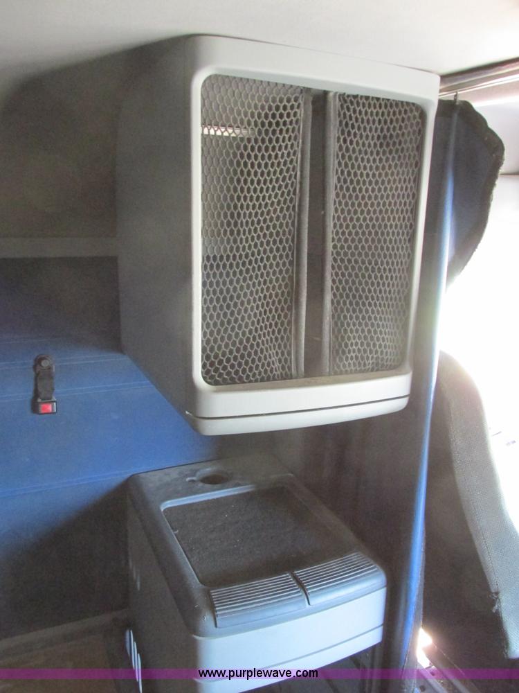 image for item I6250 2003 Freightliner Columbia semi truck