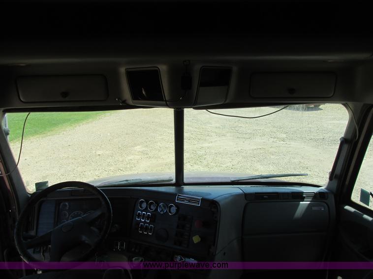 image for item I6250 2003 Freightliner Columbia semi truck