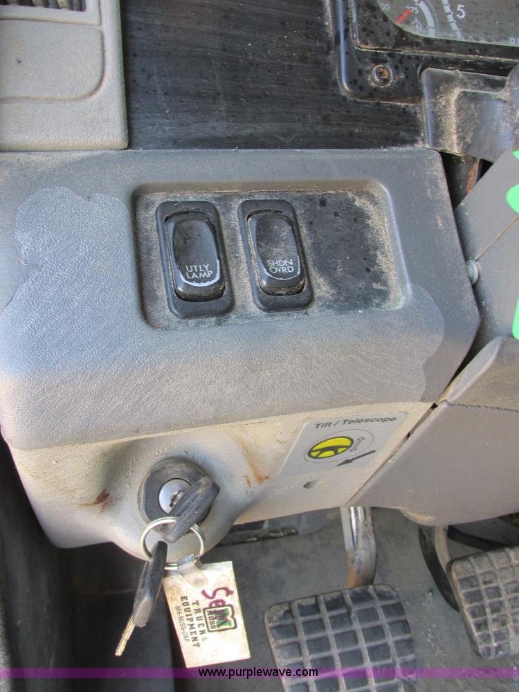 image for item I6250 2003 Freightliner Columbia semi truck