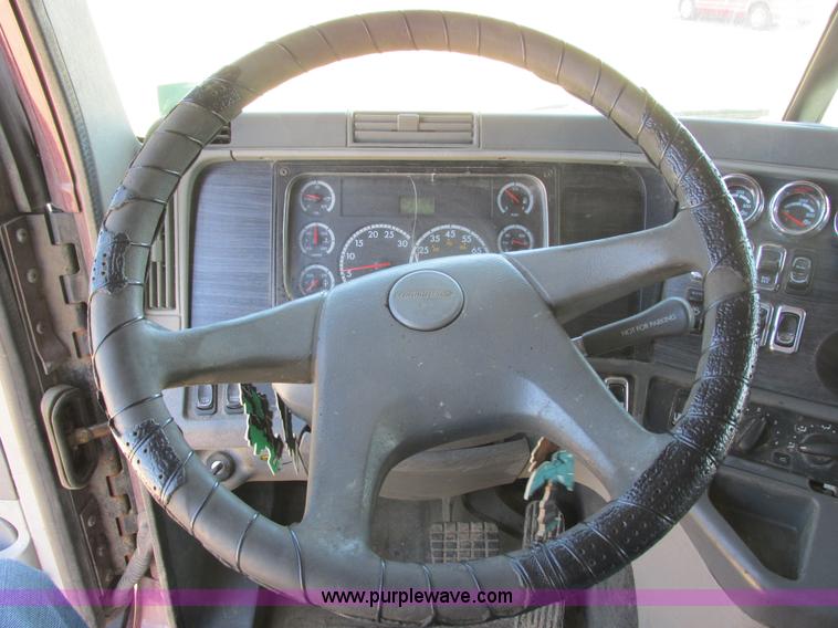 image for item I6250 2003 Freightliner Columbia semi truck