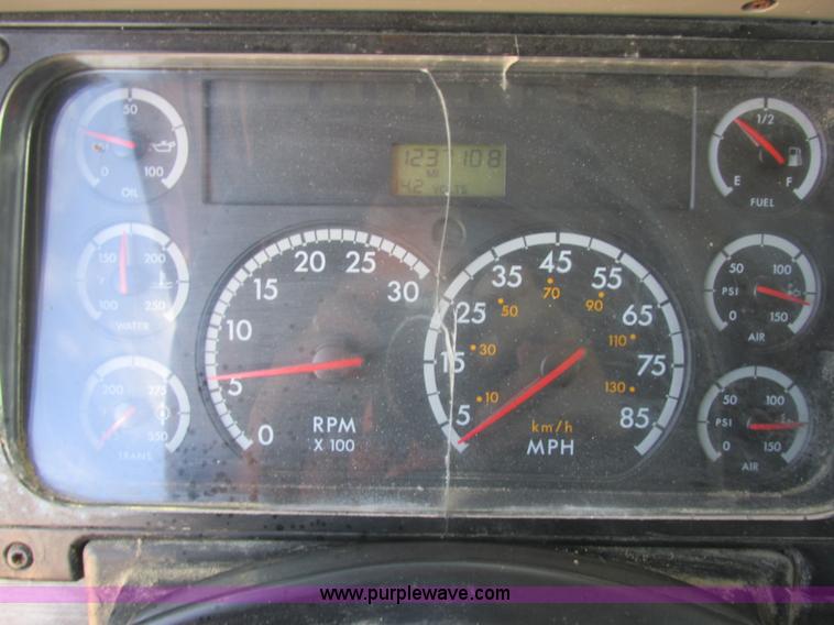 image for item I6250 2003 Freightliner Columbia semi truck