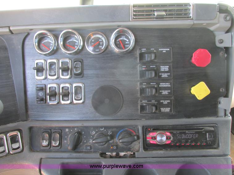 image for item I6250 2003 Freightliner Columbia semi truck