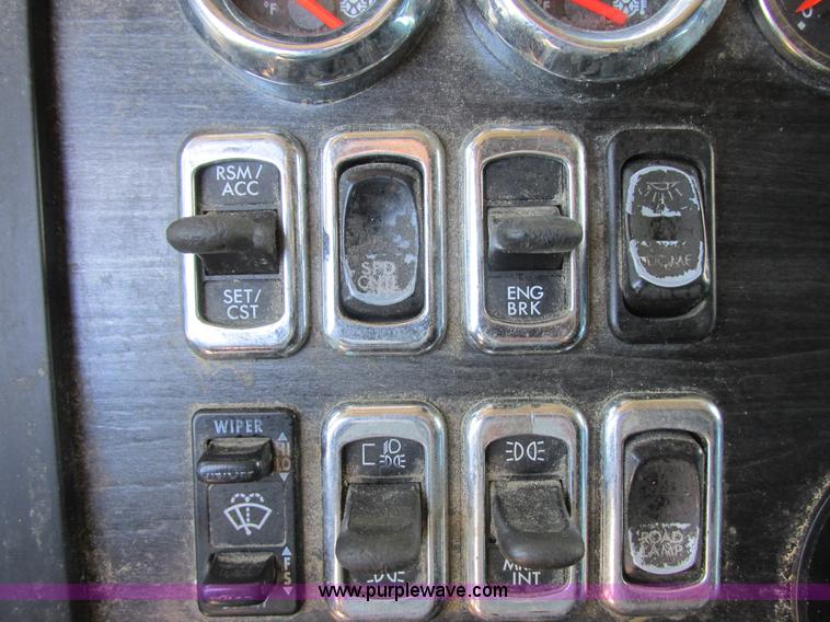 image for item I6250 2003 Freightliner Columbia semi truck