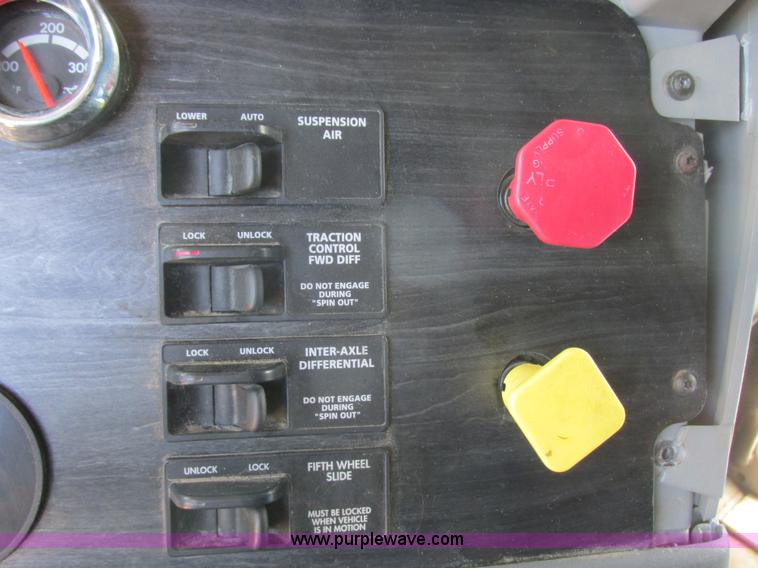 image for item I6250 2003 Freightliner Columbia semi truck