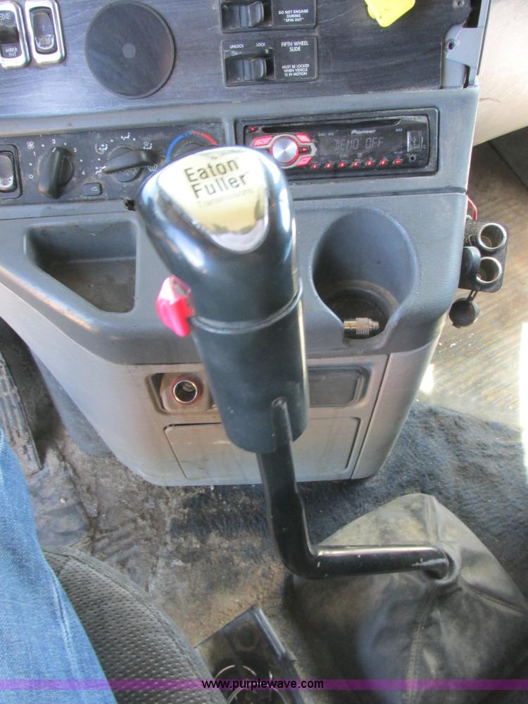 image for item I6250 2003 Freightliner Columbia semi truck