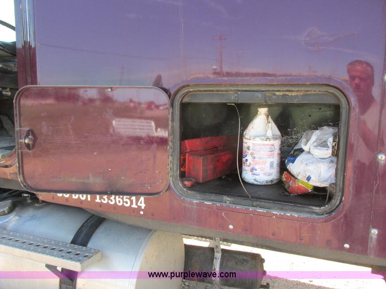 image for item I6250 2003 Freightliner Columbia semi truck