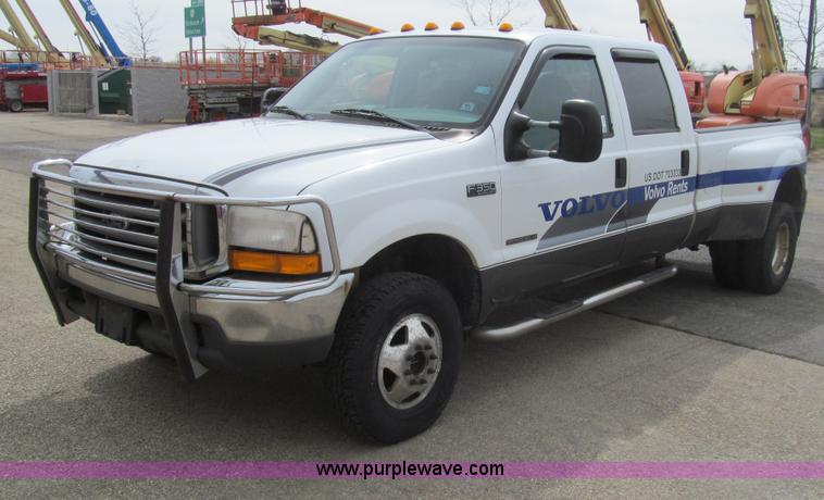 image for item I7068 1999 Ford F350 Super Duty XLT Lariat Crew Cab pickup truck