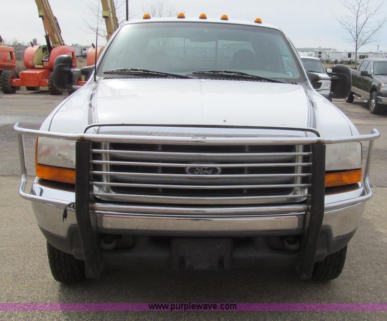 image for item I7068 1999 Ford F350 Super Duty XLT Lariat Crew Cab pickup truck