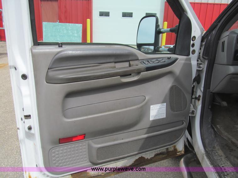 image for item I7068 1999 Ford F350 Super Duty XLT Lariat Crew Cab pickup truck