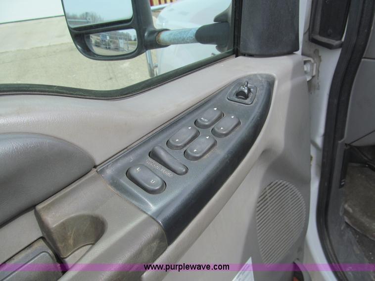 image for item I7068 1999 Ford F350 Super Duty XLT Lariat Crew Cab pickup truck