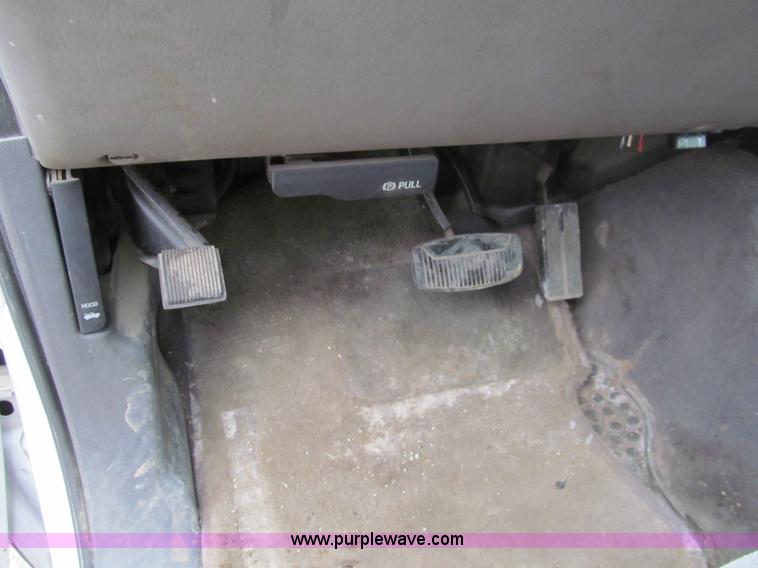 image for item I7068 1999 Ford F350 Super Duty XLT Lariat Crew Cab pickup truck