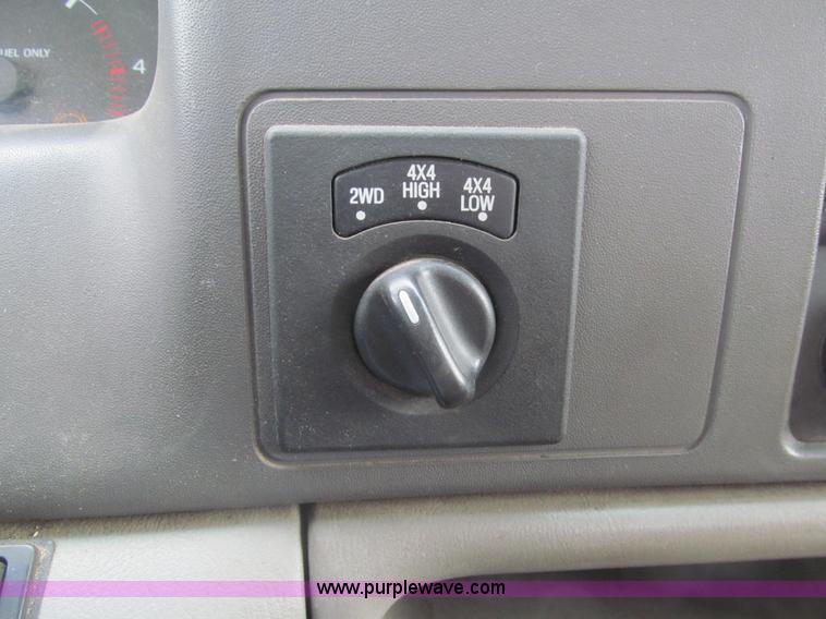 image for item I7068 1999 Ford F350 Super Duty XLT Lariat Crew Cab pickup truck