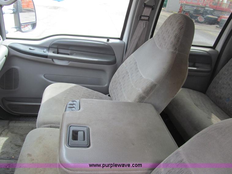 image for item I7068 1999 Ford F350 Super Duty XLT Lariat Crew Cab pickup truck