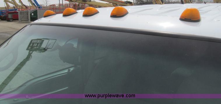 image for item I7068 1999 Ford F350 Super Duty XLT Lariat Crew Cab pickup truck