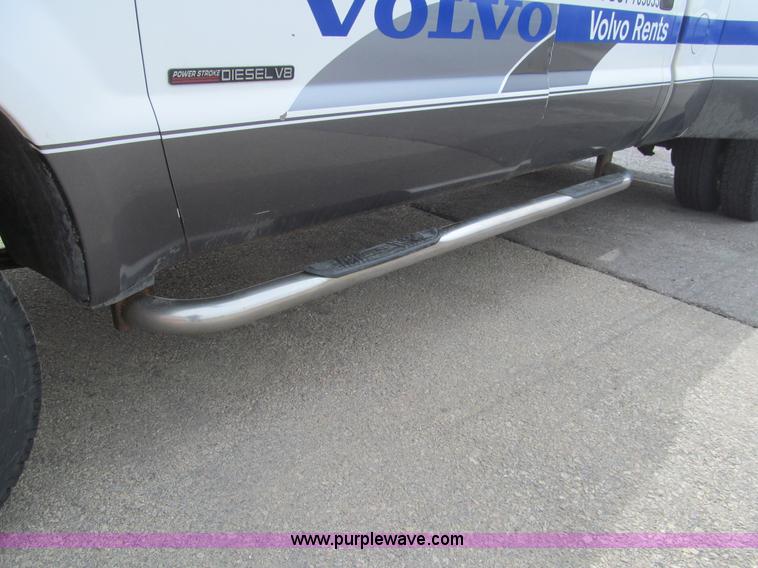 image for item I7068 1999 Ford F350 Super Duty XLT Lariat Crew Cab pickup truck