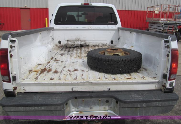 image for item I7068 1999 Ford F350 Super Duty XLT Lariat Crew Cab pickup truck