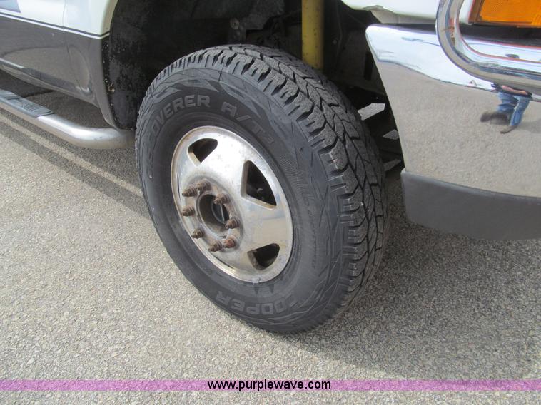 image for item I7068 1999 Ford F350 Super Duty XLT Lariat Crew Cab pickup truck