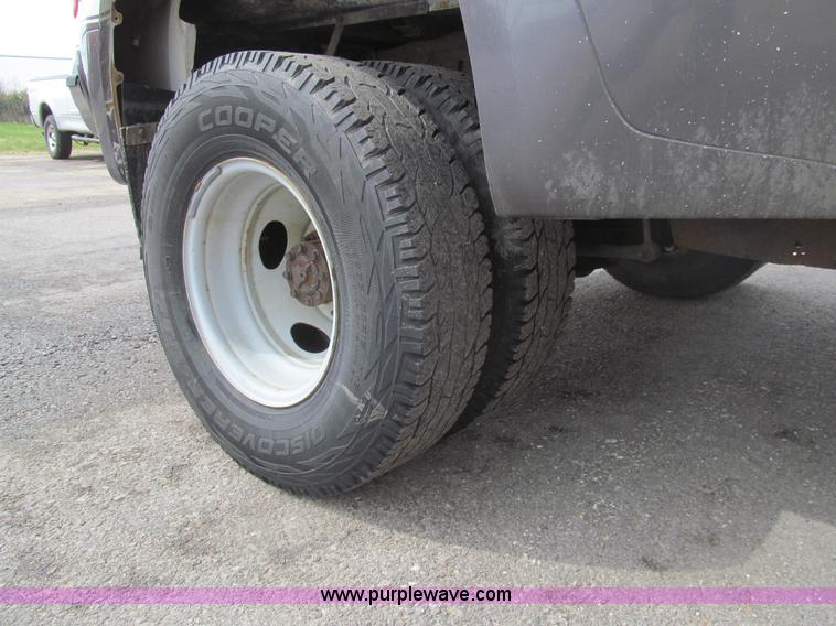 image for item I7068 1999 Ford F350 Super Duty XLT Lariat Crew Cab pickup truck