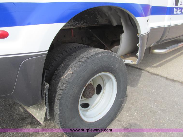 image for item I7068 1999 Ford F350 Super Duty XLT Lariat Crew Cab pickup truck