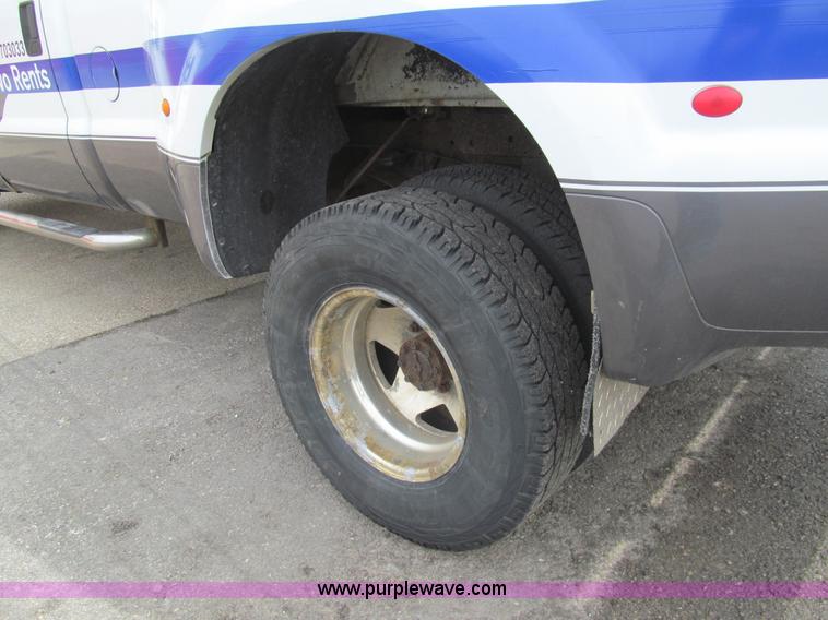 image for item I7068 1999 Ford F350 Super Duty XLT Lariat Crew Cab pickup truck