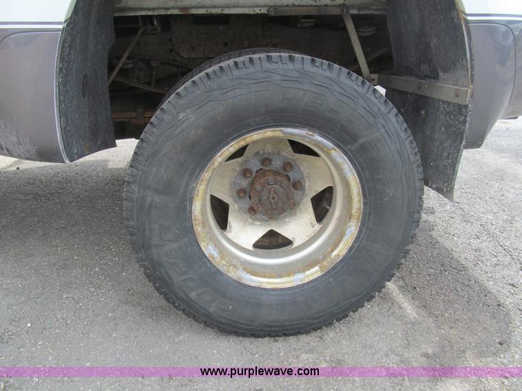 image for item I7068 1999 Ford F350 Super Duty XLT Lariat Crew Cab pickup truck