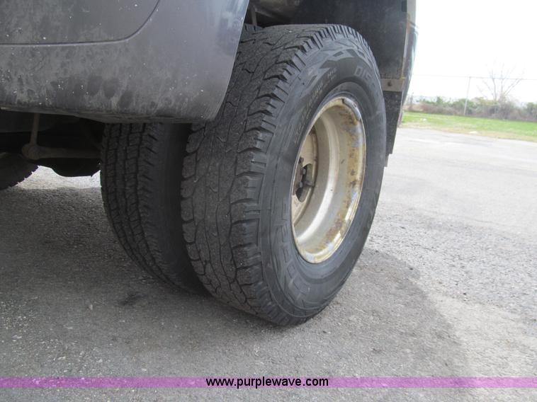 image for item I7068 1999 Ford F350 Super Duty XLT Lariat Crew Cab pickup truck