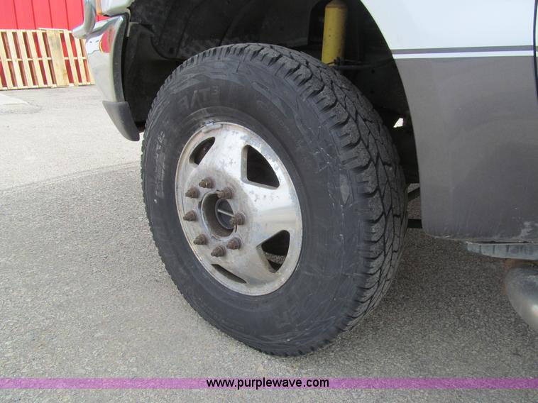 image for item I7068 1999 Ford F350 Super Duty XLT Lariat Crew Cab pickup truck