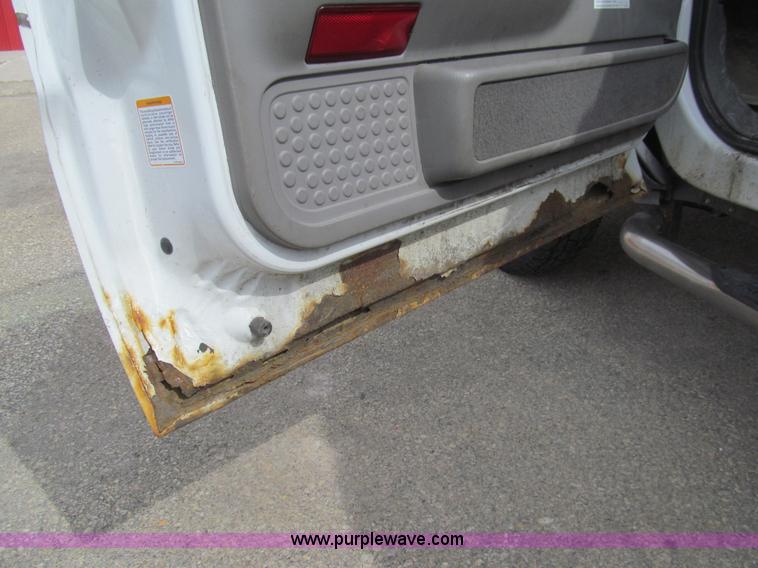 image for item I7068 1999 Ford F350 Super Duty XLT Lariat Crew Cab pickup truck