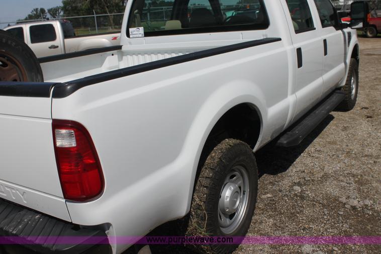 image for item I7325 2010 Ford F250 Super Duty Crew Cab pickup truck