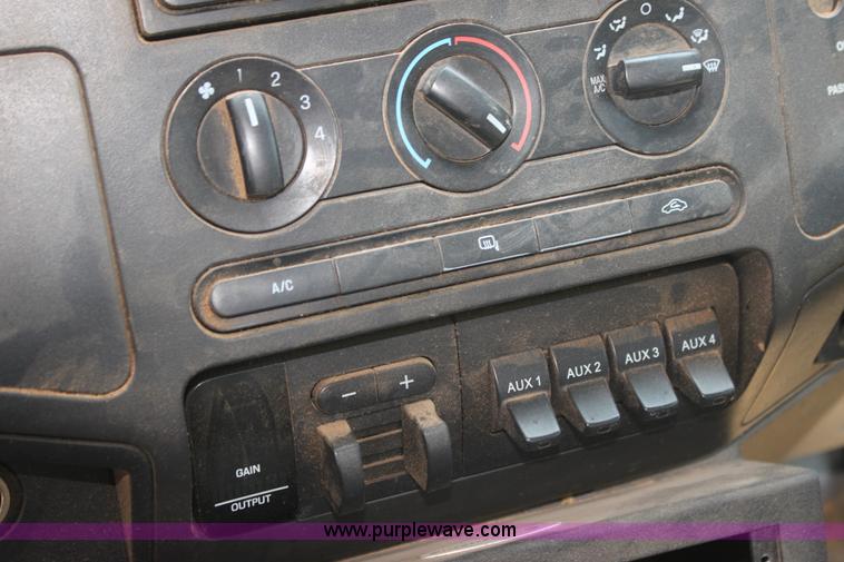 image for item I7424 2008 Ford F350 Super Duty XL SuperCab flatbed truck