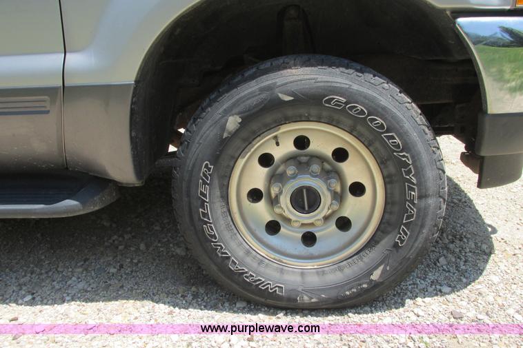 image for item I9543 2002 Ford Excursion XLT SUV