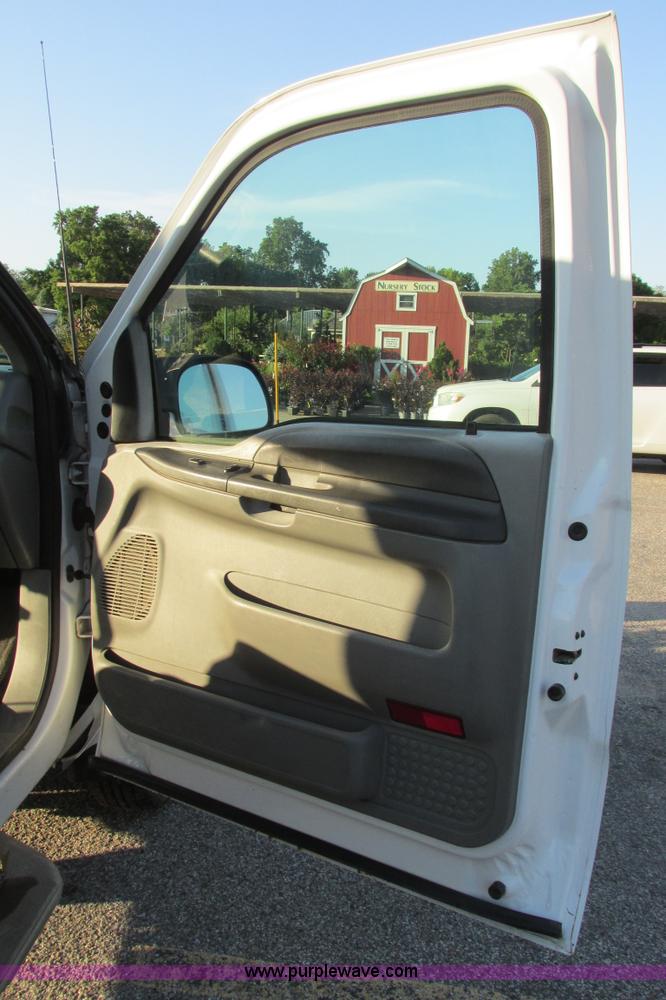 image for item I9544 2003 Ford F250 Super Duty XLT pickup truck