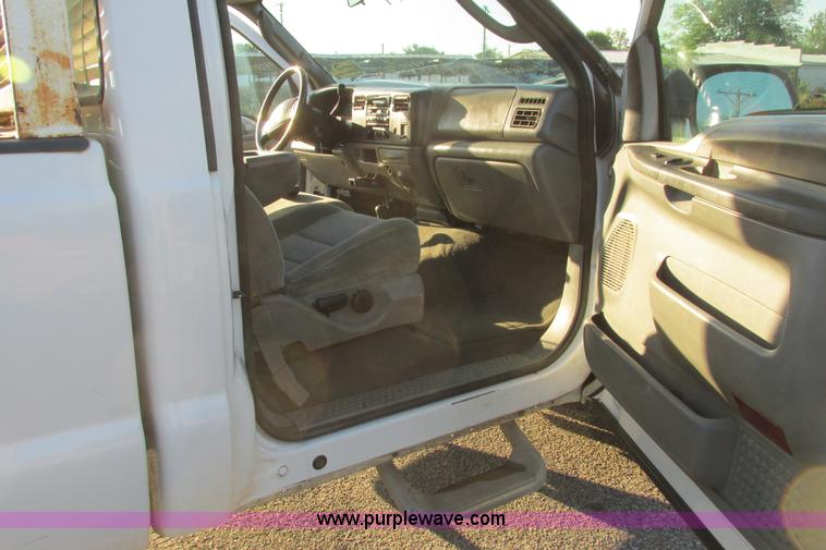 image for item I9544 2003 Ford F250 Super Duty XLT pickup truck