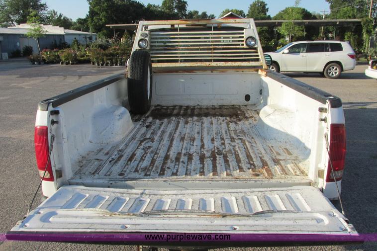 image for item I9544 2003 Ford F250 Super Duty XLT pickup truck