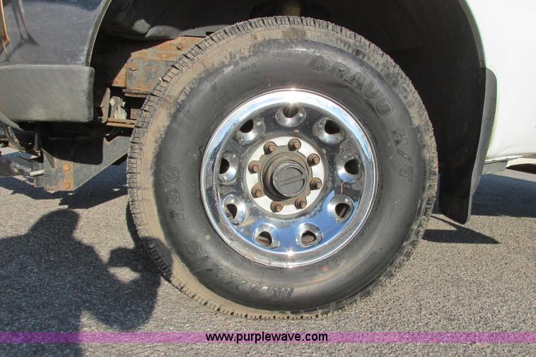 image for item I9544 2003 Ford F250 Super Duty XLT pickup truck