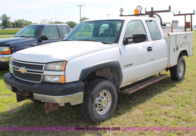 image for item J1101 2005 Chevrolet Silverado 2500HD Ext. Cab utility truck