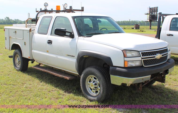 image for item J1101 2005 Chevrolet Silverado 2500HD Ext. Cab utility truck
