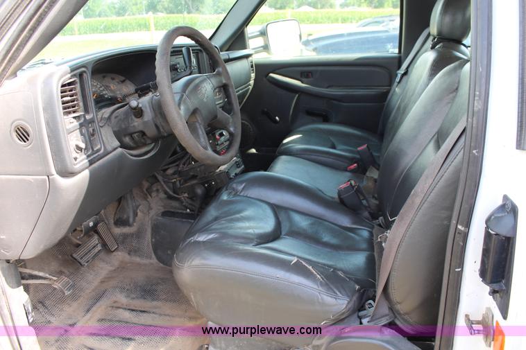 image for item J1101 2005 Chevrolet Silverado 2500HD Ext. Cab utility truck