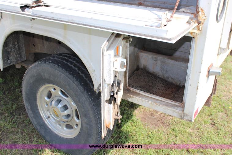 image for item J1101 2005 Chevrolet Silverado 2500HD Ext. Cab utility truck